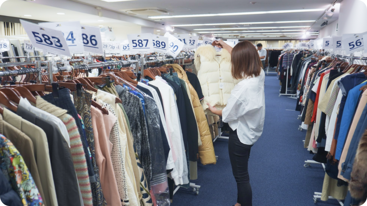 の洋服がたくさんかかったRe:che Collection会場の写真